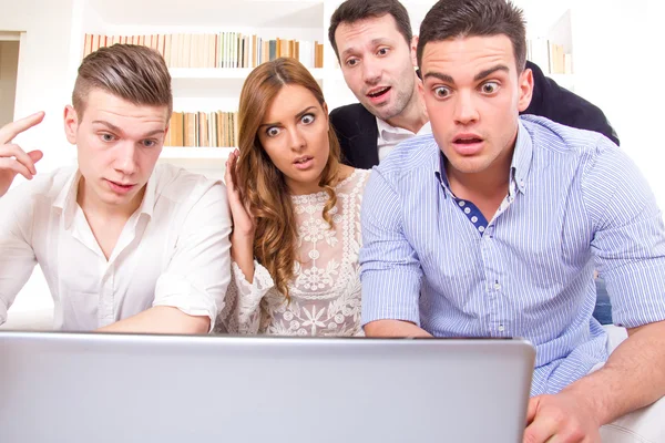 Frustrated casual group of friends sitting on couch looking at l — Stock Photo, Image