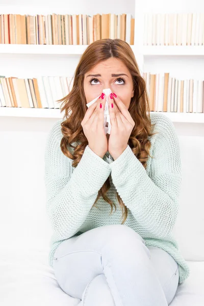 Kranke Frau kalt erwischt, wie sie ihre Nase in Taschentuch pustet — Stockfoto