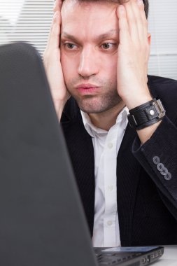 dizüstü bilgisayar kullanarak iş adam çalışma ve having problem