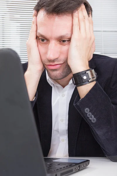 Business man looking at screen laptop computer with a shocked up — Stock Photo, Image