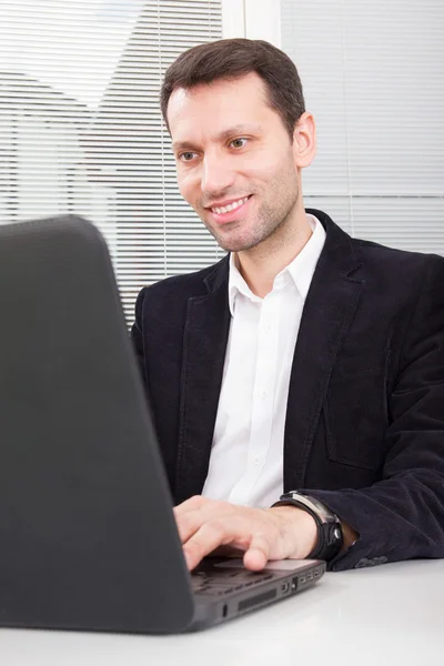 Zakenman met laptop — Stockfoto