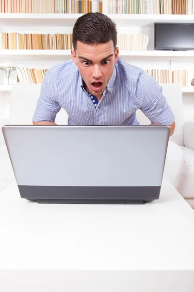 Homem chocado olhando para seu monitor — Fotografia de Stock