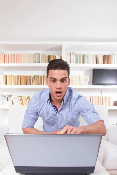 Überraschte Studentin blickt schockiert auf Laptop-Monitor — Stockfoto