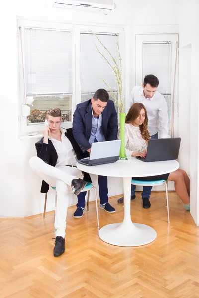 Team di colleghi d'affari che lavorano insieme come partner — Foto Stock