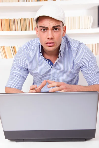 Besorgter junger Mann hat Probleme mit Laptop — Stockfoto