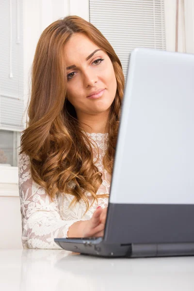 Casual όμορφη κοπέλα χρησιμοποιώντας φορητό υπολογιστή — Φωτογραφία Αρχείου