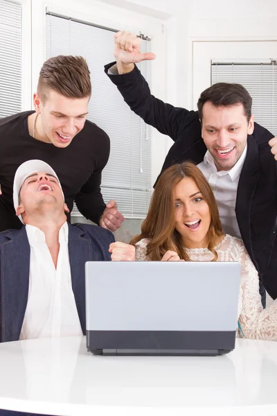 Kazanan arkadaşlar heyecanlı mutlu grup çevrimiçi dizüstü kullanarak — Stok fotoğraf