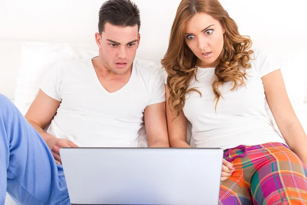 Shocked couple in love watching horor movie — Stock Photo, Image