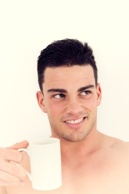 muhteşem adam elinde bir fincan kahve