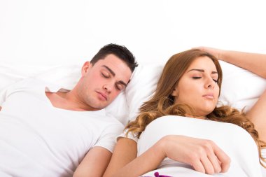 Genç casual güzel erkek ve kadın yatakta