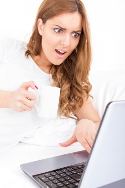 şaşırmış kadın kötü şey almak laptop ekran arıyorum