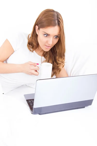 Portret van verward en verrast vrouw met laptop drinken c — Stockfoto