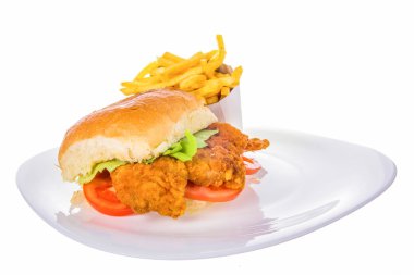 kızarmış tavuk, ekmek topuz tabak patates kızartması ile
