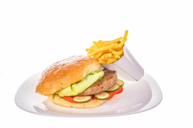 hamburger, salata ve patates kızartması beyaz tabakta izole