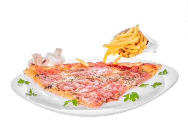 Scheibe Pizza mit Champignons, Schinken und Pommes — Stockfoto