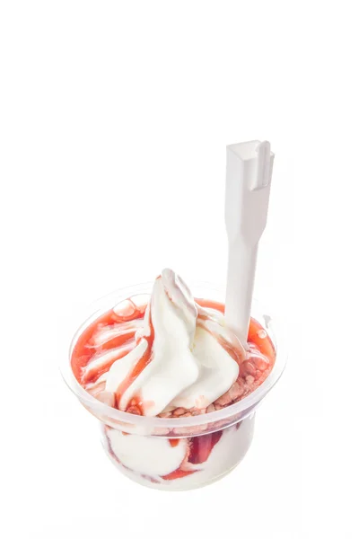 Vanilková zmrzlina s jahodovou polevou — Stock fotografie
