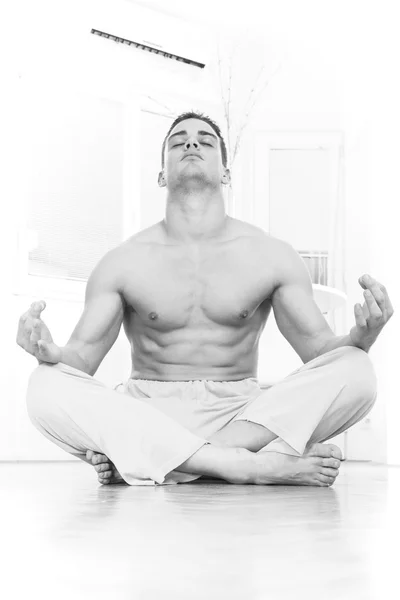 Man doing yoga and meditating — Stock Photo, Image