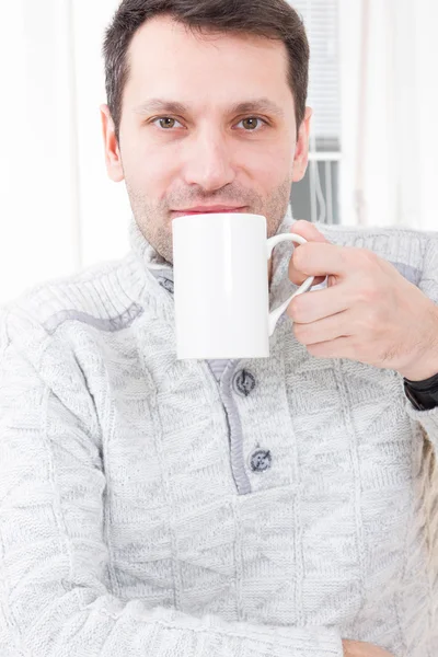 Uomo seduto sulla sedia bere caffè rilassante a casa — Foto Stock