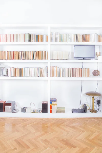 Ruang tamu dengan tv berdiri dan render bookcase — Stok Foto