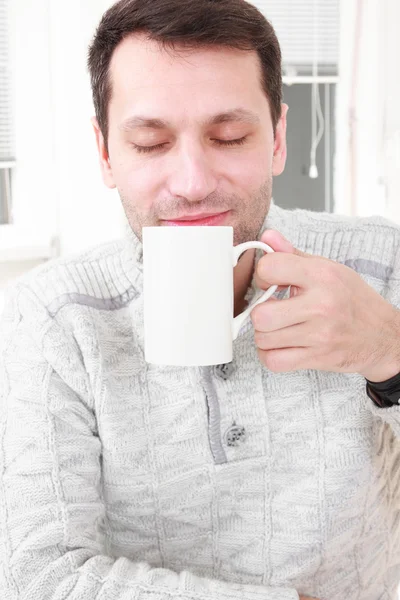 一个冷静的人在他的客厅里喝咖啡的肖像 — 图库照片