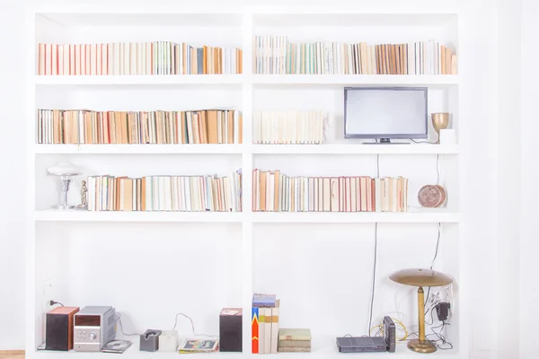 Біла вітальня з сучасною дерев'яною книжковою полицею — стокове фото
