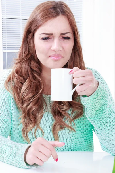 Donna odore disgustoso di caffè con espressione facciale — Foto Stock