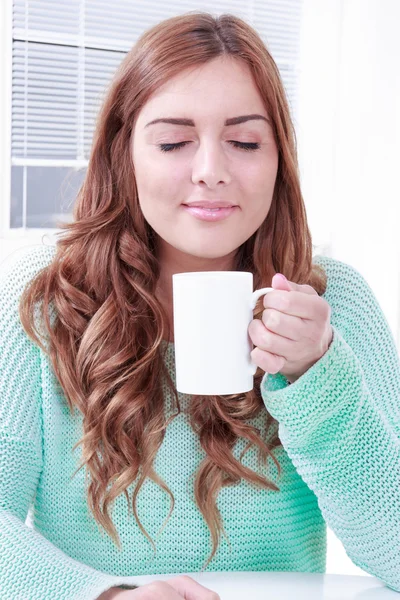 Woman enjoying the smell of coffee in the morning — Stock Photo, Image