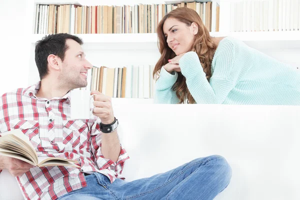 Žena v lásce zvědavě poslouchá svého muže — Stock fotografie