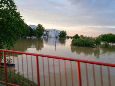 su dolu Şehir Köprüsü Manzaralı