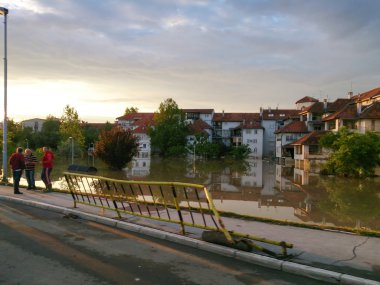 yan yol ve gözlemciler manzaralı sular altında şehir