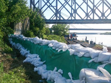 nehir sava Belgrad'da sahilden sac ile korunması