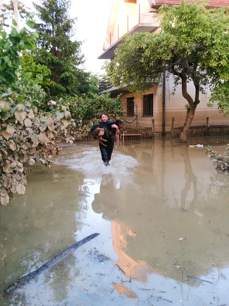 Man saves his dog from a flood — Stock Photo, Image