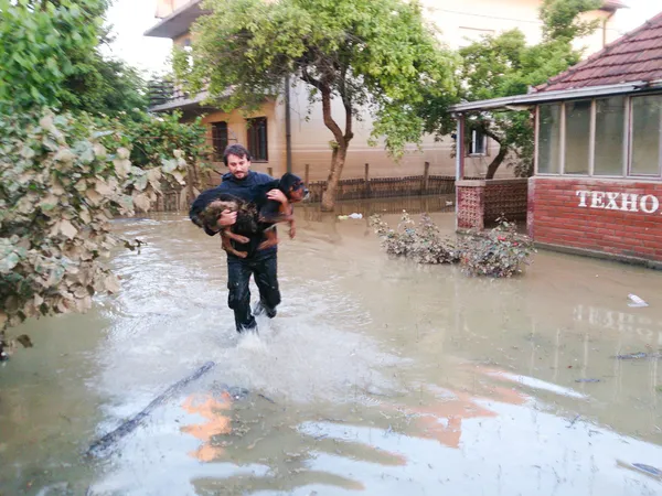 Man slaat zijn hond van een overstroming — Stockfoto