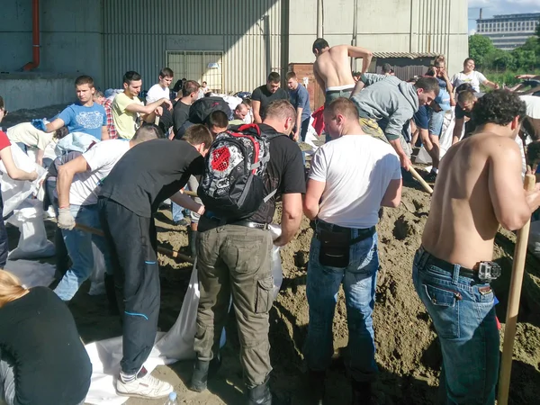 duvar, sel ve afet Sırbistan binada gönüllüler yardımcı