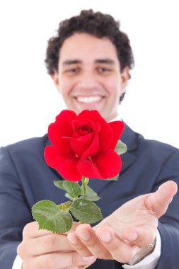 elinde Kırmızı elbiseli gülümseyen yakışıklı yükseldi ve sunar 