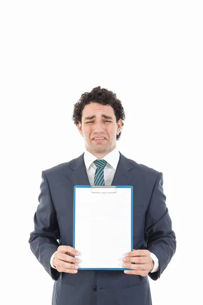 Бизнесмен держит в руках белую доску объявлений с печальным выражением лица — стоковое фото