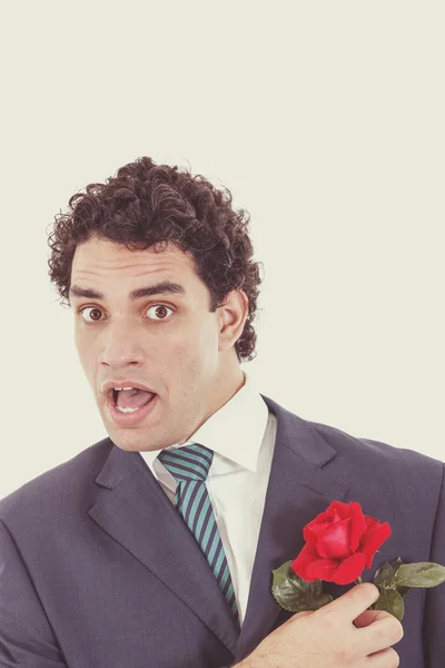 Překvapený šokovaný muž v obleku, se snaží vyhnout se a uniknout růže — Stock fotografie