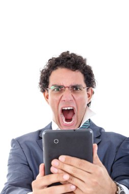 pissed kapalı ve yorgun dostum kıyafetli tablet PRI veya iş için kullanır