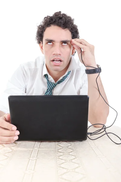 Hombre de negocios adulto en traje adicto a Internet poner cable USB fr —  Fotos de Stock