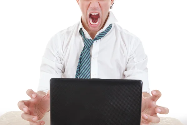 Сердитый и перегруженный работой бизнесмен с ноутбуком впереди — стоковое фото