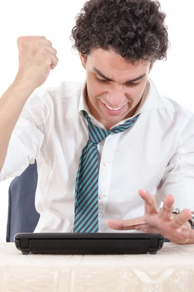 Hombre frustrado con el trabajo sentado delante de la computadora portátil con su ha —  Fotos de Stock