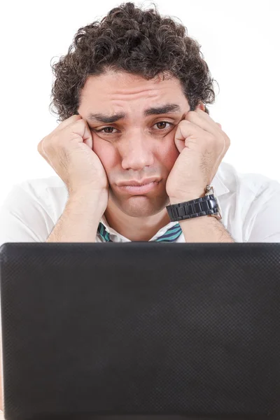 Hombre frustrado con el trabajo sentado frente a un ordenador portátil con su h —  Fotos de Stock