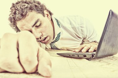 onun iş ofis masasında uyuyan ve çok çalışan iş adamı 