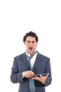 üzgün ve kızgın yorgun adam takım tablet iş için kullanır.