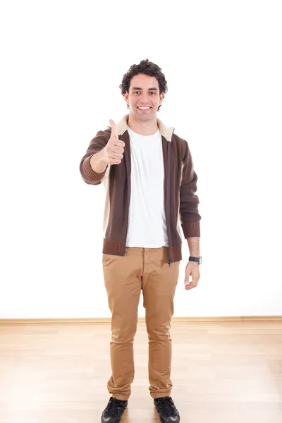 Comprimento total jovem casual homem mostrando polegares para cima — Fotografia de Stock