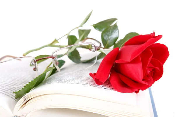 Libro e rosa rossa con bicchieri su pagine di libro su sfondo bianco — Foto Stock