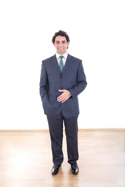 Ritratto a figura intera di uomo d'affari sorridente in piedi — Foto Stock