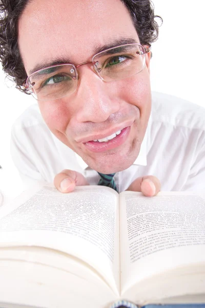 Nerd na camisa e gravata com óculos segurando livro aberto — Fotografia de Stock