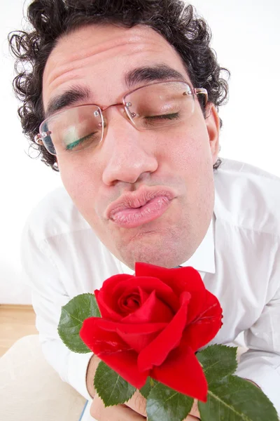 Romantiska mannen med ros att ge en kyss — Stockfoto