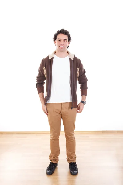 Sonriente guapo hombre casual poses en estudio — Foto de Stock